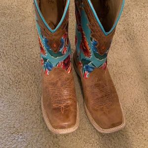 Beautiful, used Ariat cowboy boots.